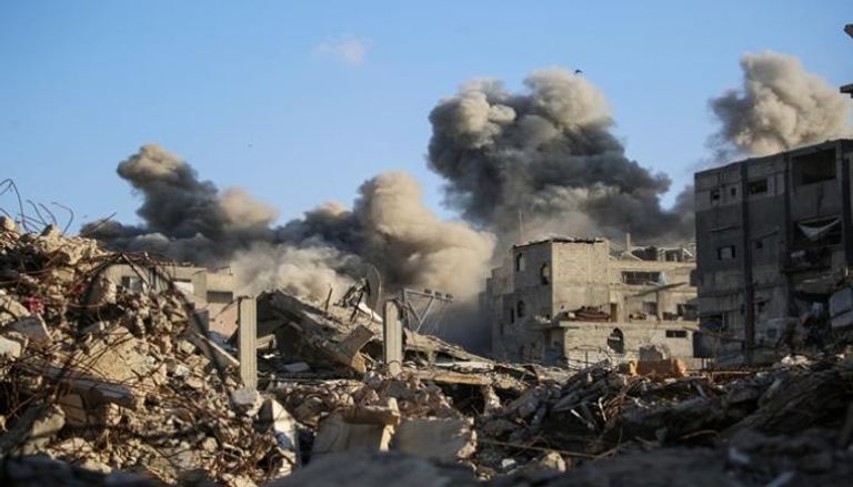 تصاعد الدخان عقب غارة إسرائيلية استهدفت مبنى في مخيم البريج بغزة