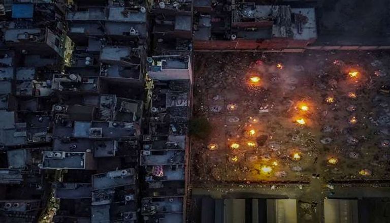 ياسر عرفات يمد يده ليصافح إسحق رابين بوساطة بيل كلينتون 