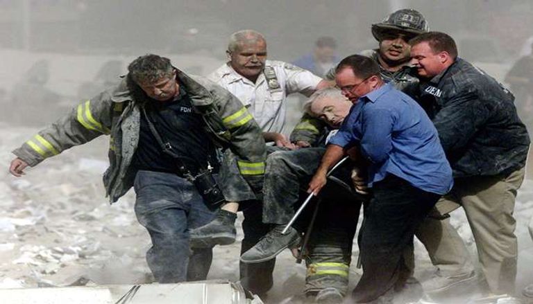 ياسر عرفات يمد يده ليصافح إسحق رابين بوساطة بيل كلينتون 