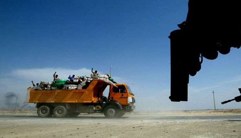 ياسر عرفات يمد يده ليصافح إسحق رابين بوساطة بيل كلينتون 