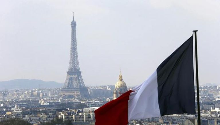 علم فرنسا يرفرف وسط باريس