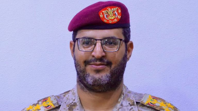 القيادي العسكري الحوثي المنشق مع متحدث الجيش اليمني