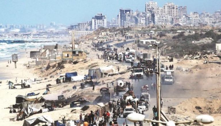 فلسطينيون على شاطئ غزة
