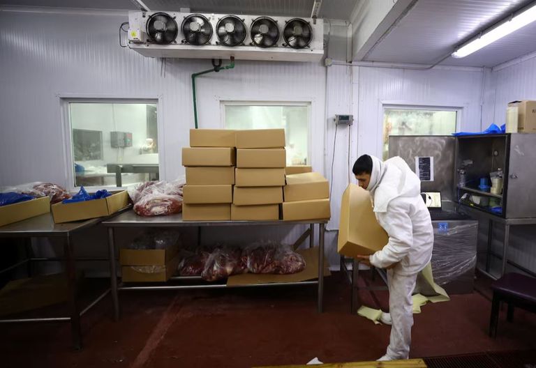 موظف يتعامل مع لحوم البقر المعبأة للتصدير في مصنع لتجهيز اللحوم في مورون، بوينس آيرس، الأرجنتين الرئيس الأمريكي دونالد ترامب