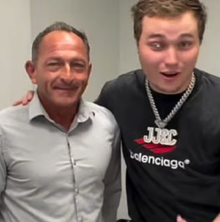 تاجر مجوهرات يزرع ألماسة في عينه الصناعية