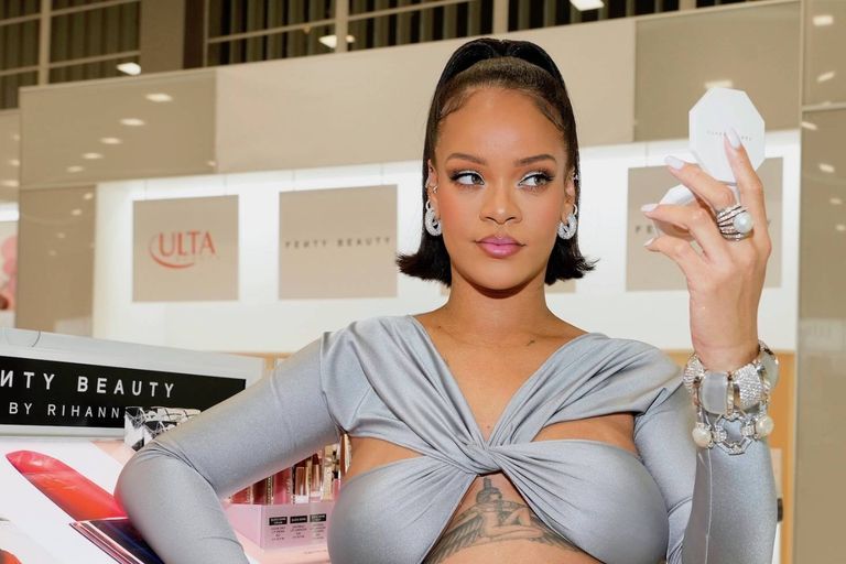 الفنانة العالمية ريهانا