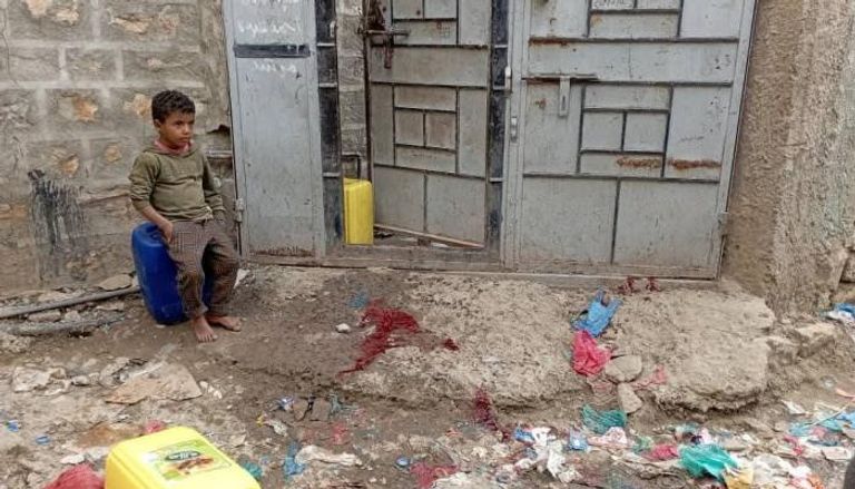 دماء المحامي عبدالرحمن النجاشي على الرصيف أمام منزله 