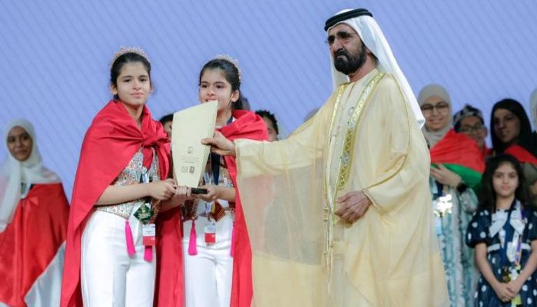 الشيخ محمد بن راشد آل مكتوم يكرم التوأم