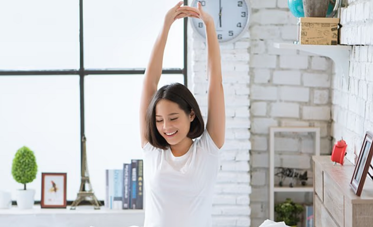 على عكس الشائع، شرب القهوة فور الاستيقاظ يقلل من تأثيرها المنبه