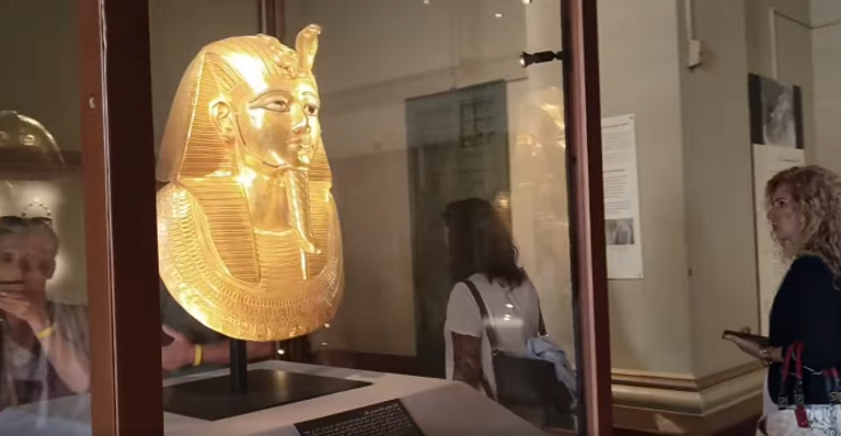 قناع بسوسنس الأول الذهبي