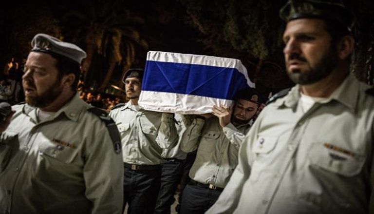 جنود إسرائيليون يحملون نعش رهينة ​​بعد إعادة جثمانه من غزة