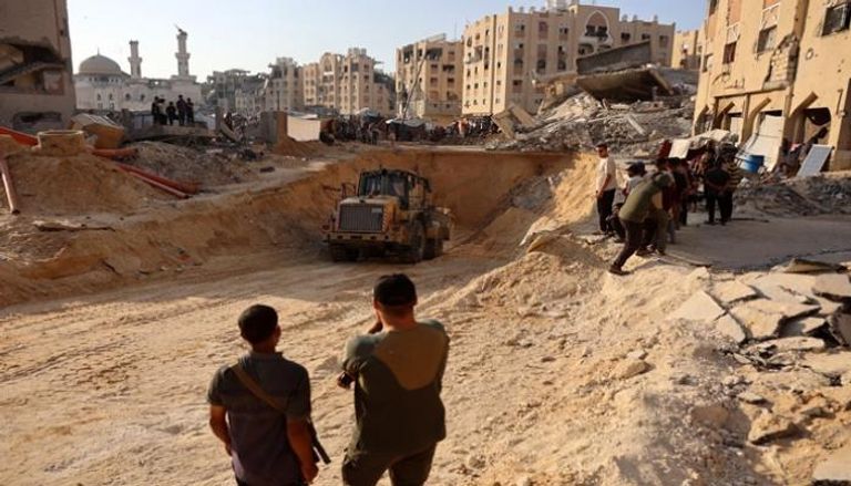 فرق تعمل على إزالة الركام وفتح الطرق بغزة