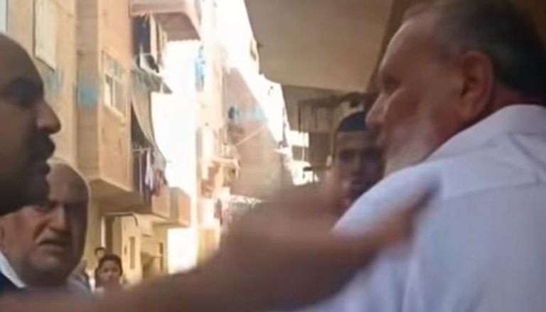 لحظة صفع مسن السويس