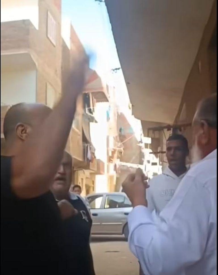 لحظة صفع مسن السويس