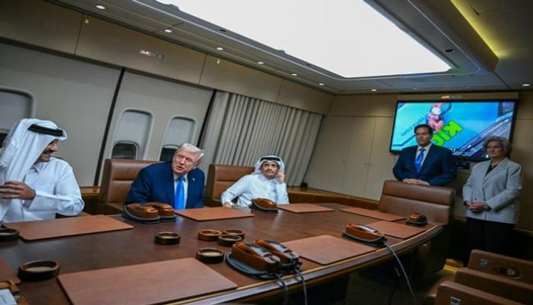 ترامب وأمير قطر في الطائرة الرئاسية