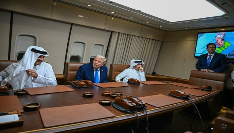 ترامب وأمير قطر في الطائرة الرئاسية