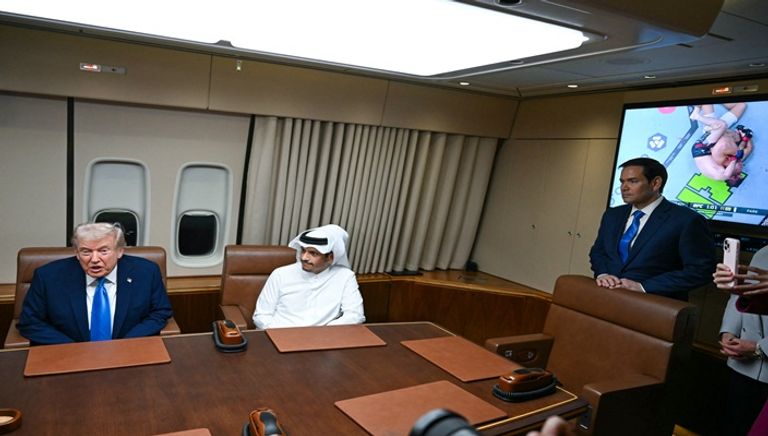 ترامب وأمير قطر في الطائرة الرئاسية