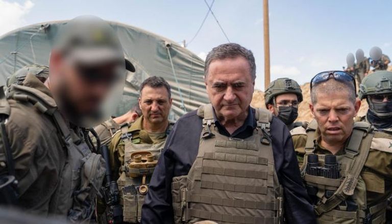 كاتس بين عدد من جنوده