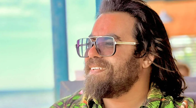 سيارة الفنان علي رؤوف