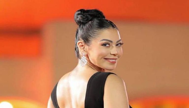 لقاء الخميسي ترد على منتقدي إطلالات الفنانات