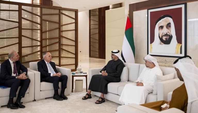 الشيخ خالد بن محمد بن زايد آل نهيان خلال اللقاء مع وفد شركة «ستيت ستريت»