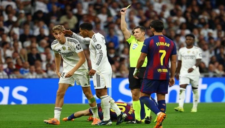 حكم كلاسيكو ريال مدريد وبرشلونة