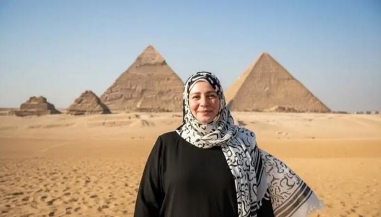 عبلة كامل أمام الأهرامات
