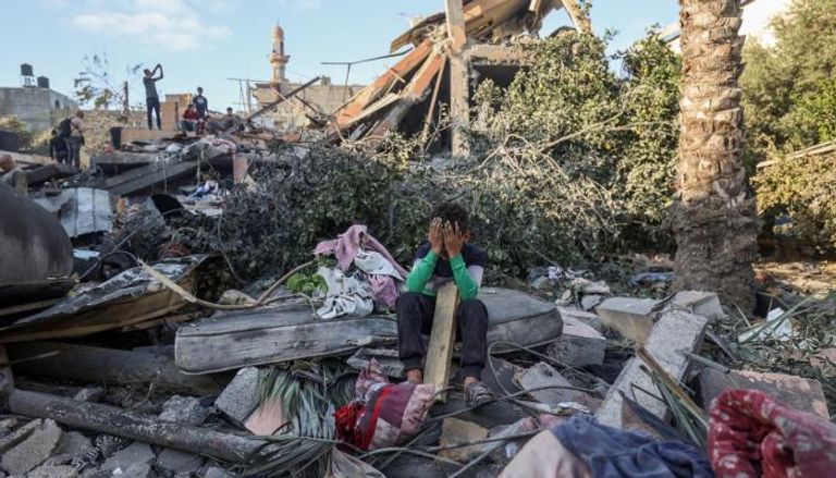 طفل فلسطيني وسط ركام منزل بالنصيرات