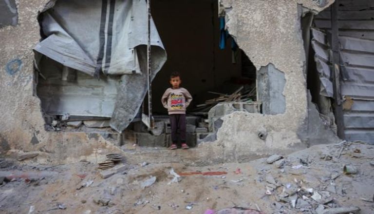طفل فلسطيني وسط الأنقاض بغزة - أ.ف.ب