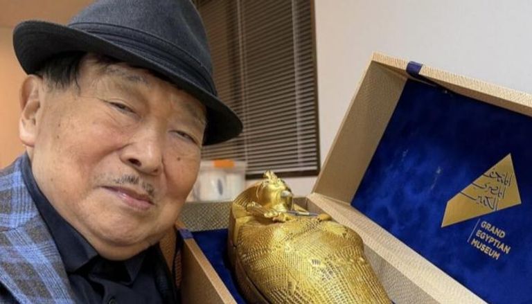 عالم المصريات الياباني البارز، ساكوجي يوشيمورا، يحتفي ببطاقة الدعوة