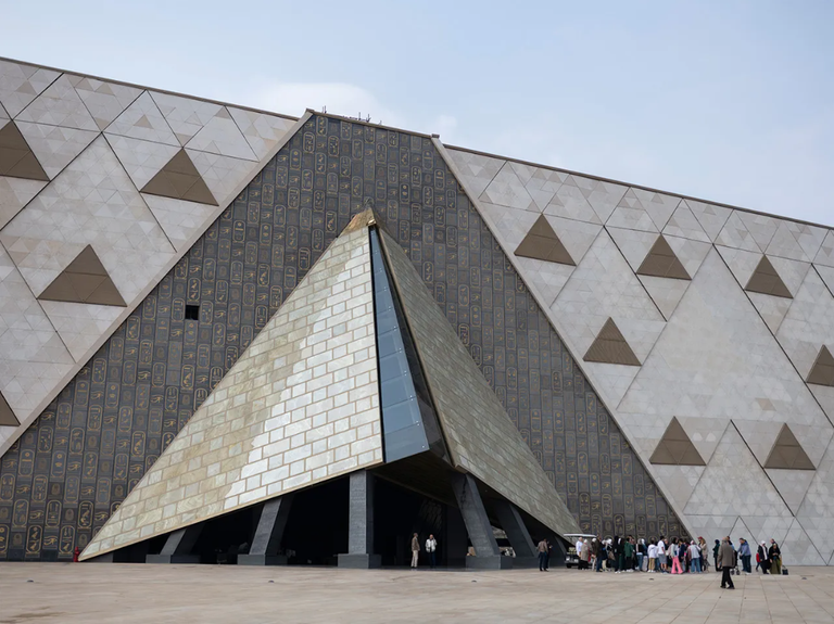 الملك توت يروي قصة الحياة والموت والآخرة في جناحه بالمتحف المصري الكبير