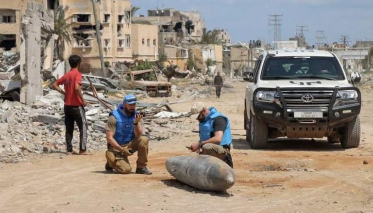 فريق أممي يتفقد قنبلة غير منفجرة في خان يونس - أرشيفية