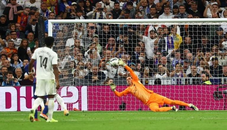 تشيزني أثناء التصدي لركلة جزاء مبابي