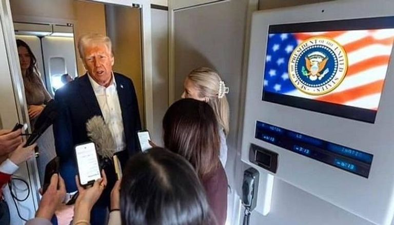 ترامب في الطائرة