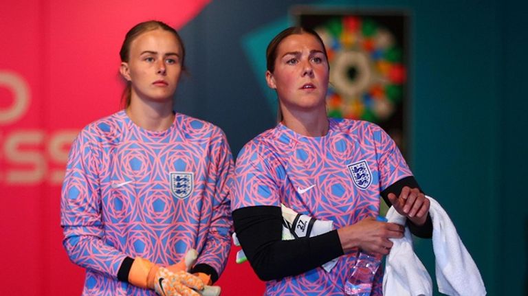 هانا هامبتون وماري إيربس ماري إيربس وسارينا فيغمان