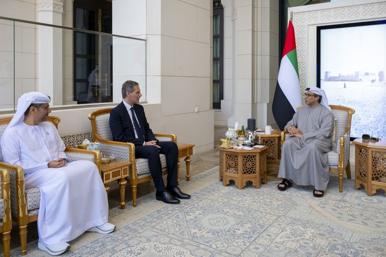 منصور بن زايد يناقش مع رئيس «CMA CGM» الفرنسية توسيع شراكات الشحن البحري جانب من اللقاء