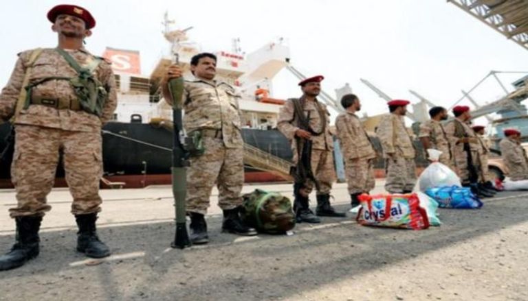 عناصر مسلحه للحوثي قرب سفينة في الحديدة - أرشيفية