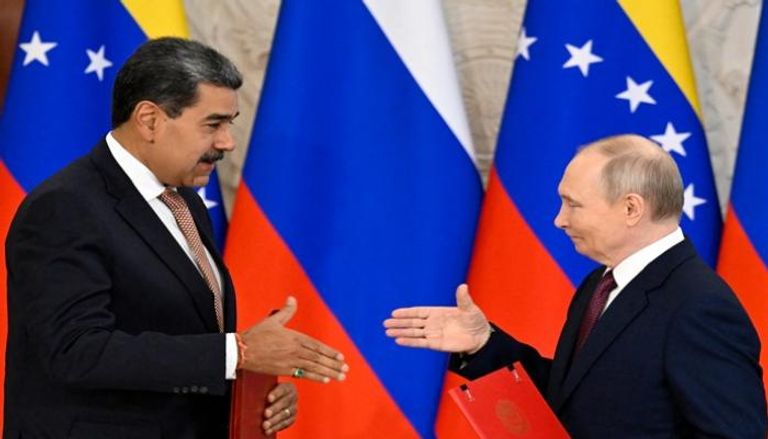 الرئيس الروسي ونظيره الفنزويلي يتصافحان في الكرملين