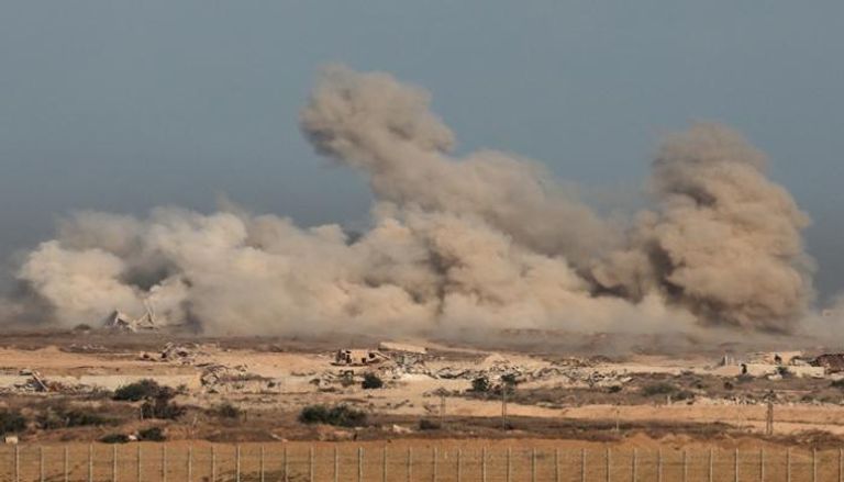 تصاعد الدخان خلال غارة إسرائيلية على غزة