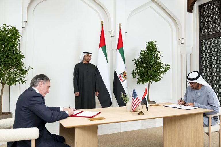 الشيخ محمد بن زايد آل نهيان ودوغ بورغوم وزير الداخلية الأمريكي - وام