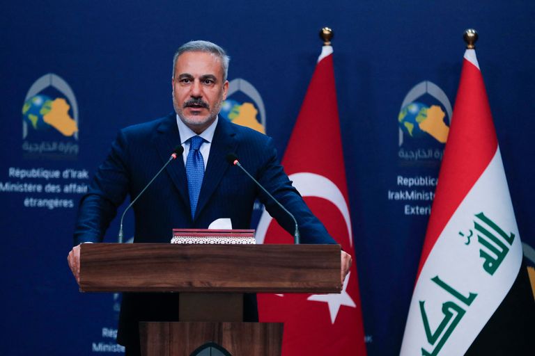 جانب من توقيع الاتفاقية بين العراق وتركيا - أ ف ب