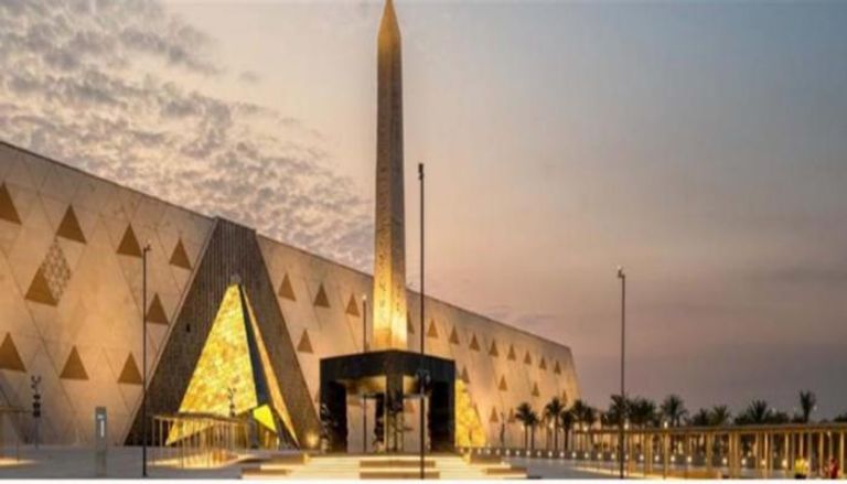 المسلة المعلقة أمام المتحف المصري الكبير