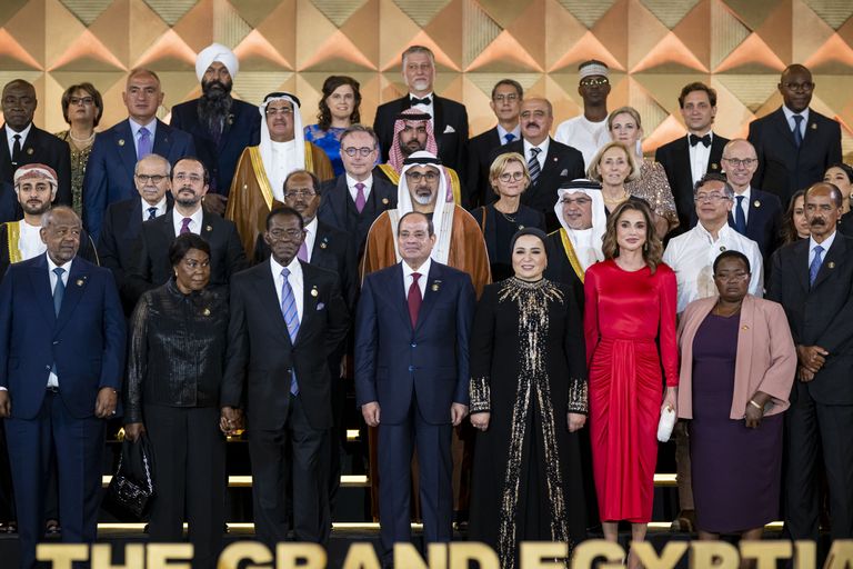 الشيخ خالد بن محمد بن زايد آل نهيان والرئيس المصري وقرينته