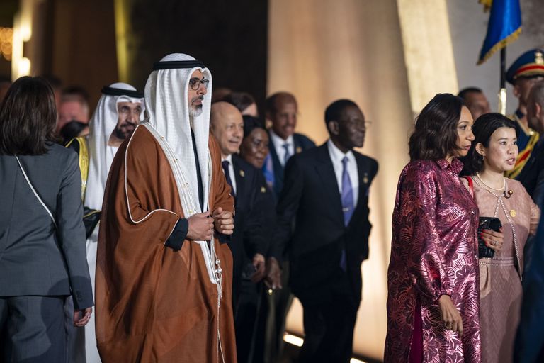 الشيخ خالد بن محمد بن زايد آل نهيان والرئيس المصري وقرينته