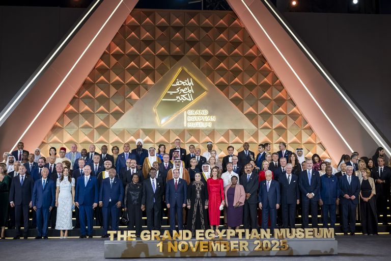 الشيخ خالد بن محمد بن زايد آل نهيان والرئيس المصري وقرينته