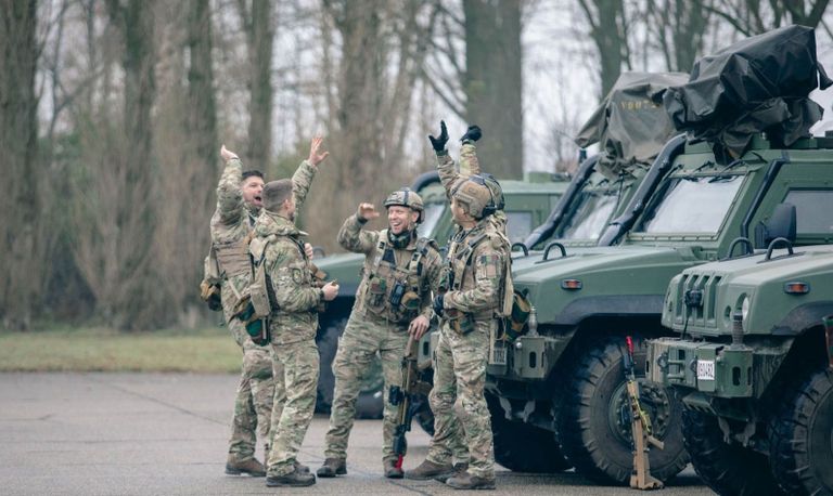 مقاتلتان في قاعدة «كلين بروغل»