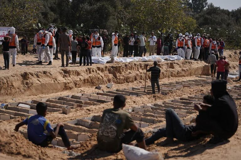 فلسطيني يقف أمام غروب الشمس في خان يونس