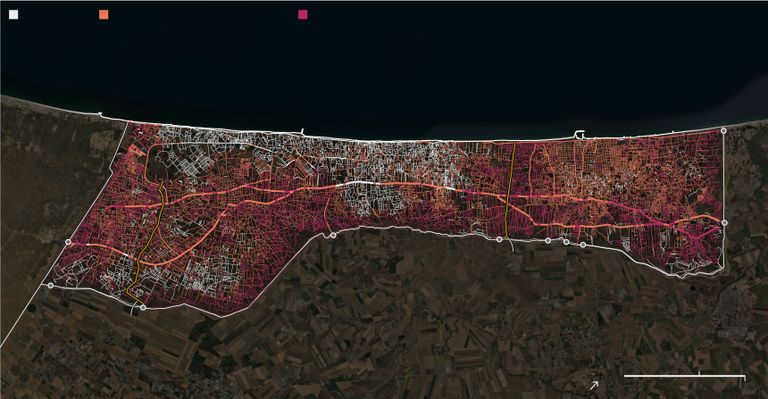 فلسطيني يقف أمام غروب الشمس في خان يونس