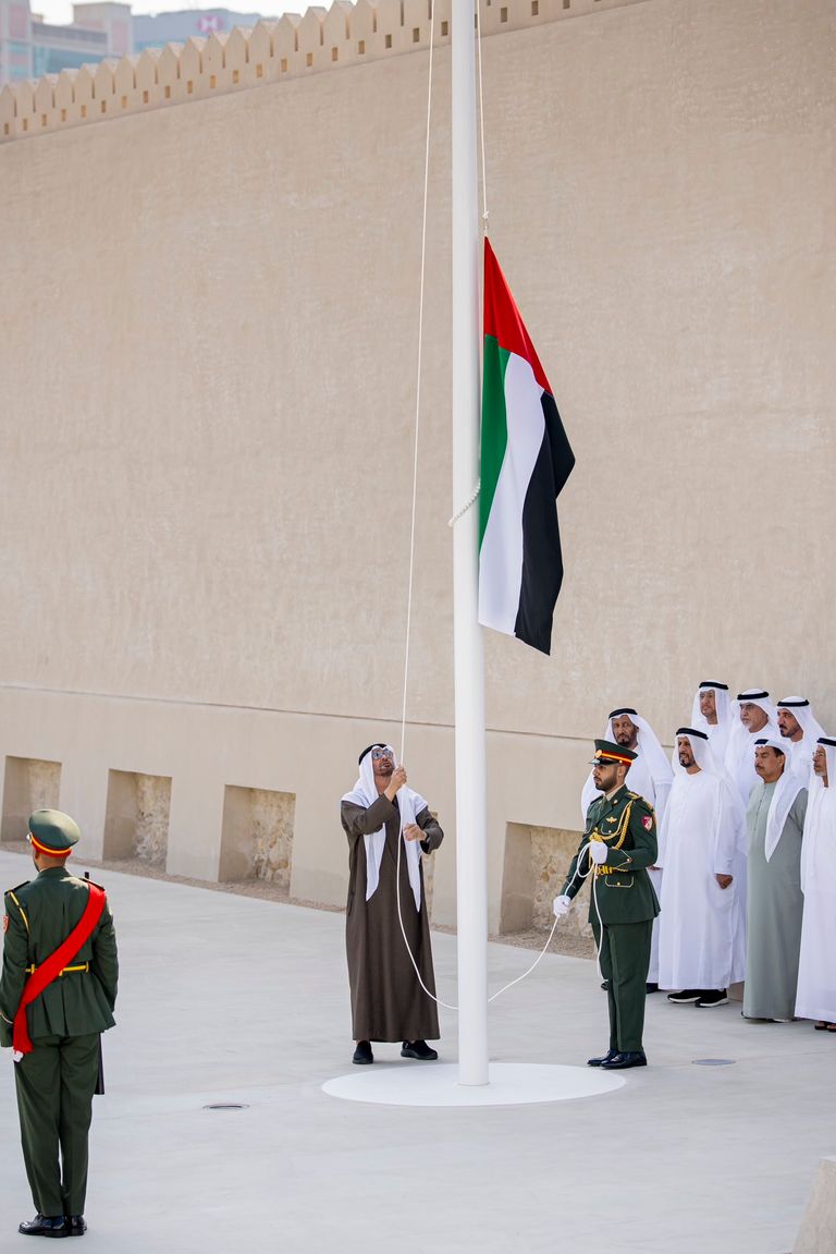 جانب من مراسم رفع العلم في قصر الحصن في أبوظبي