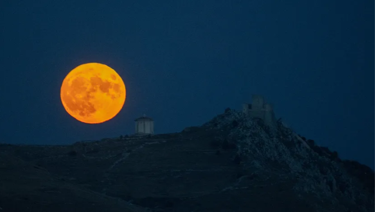 قمر عملاق استثنائي الأربعاء